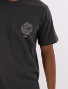Camiseta Stone Waves Lines Chumbo da Greenish com estampa de ondas no peito, estilo casual. Moda masculina brasileira.