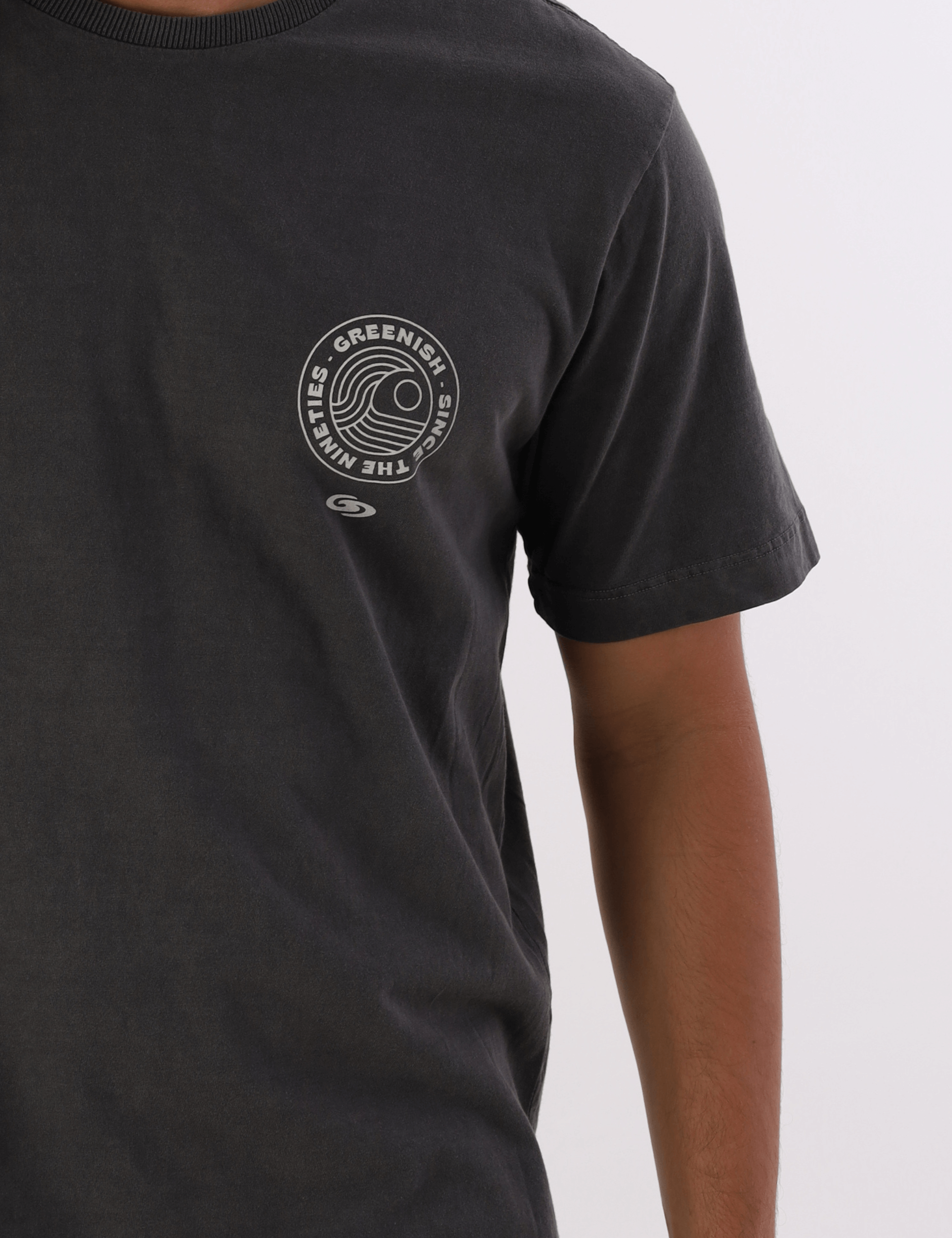 Camiseta Stone Waves Lines Chumbo da Greenish com estampa de ondas no peito, estilo casual. Moda masculina brasileira.