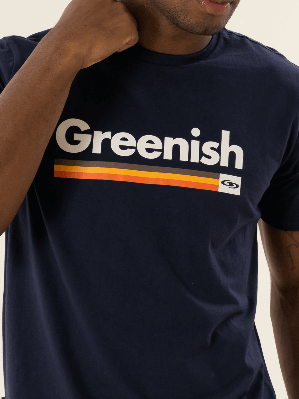 Camiseta Institucional Vintage Azul Marinho da Greenish, com estampa logo em destaque.