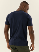 Camiseta institucional vintage azul marinho da Greenish, vista traseira, em algodão 100%.