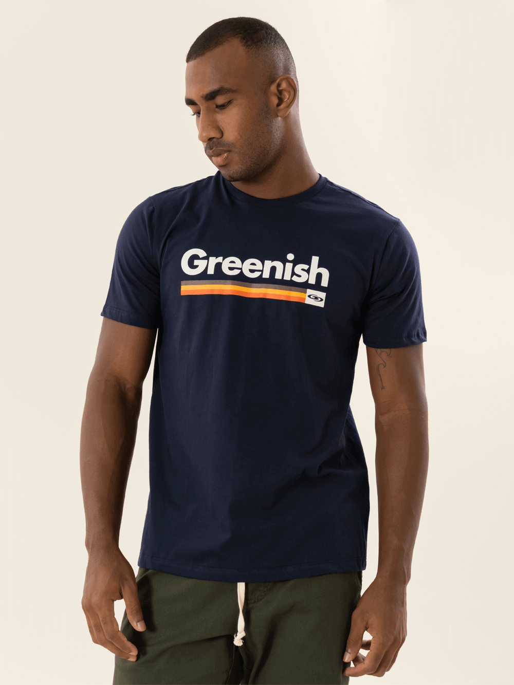 Camiseta institucional vintage azul marinho da Greenish, feita em 100% algodão, modelo masculino, confortável e resistente.