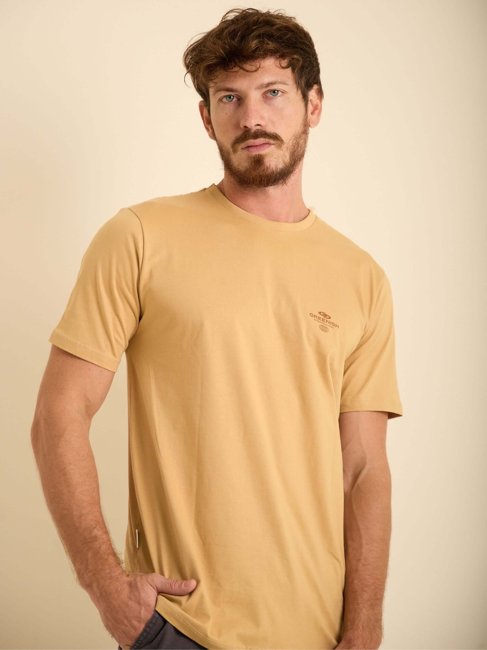 Camiseta Interdependence caqui da Greenish, modelagem oversized, 100% algodão, estilo streetwear minimalista.