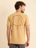 Modelo com camiseta oversized caqui da Greenish com estampa minimalista nas costas.