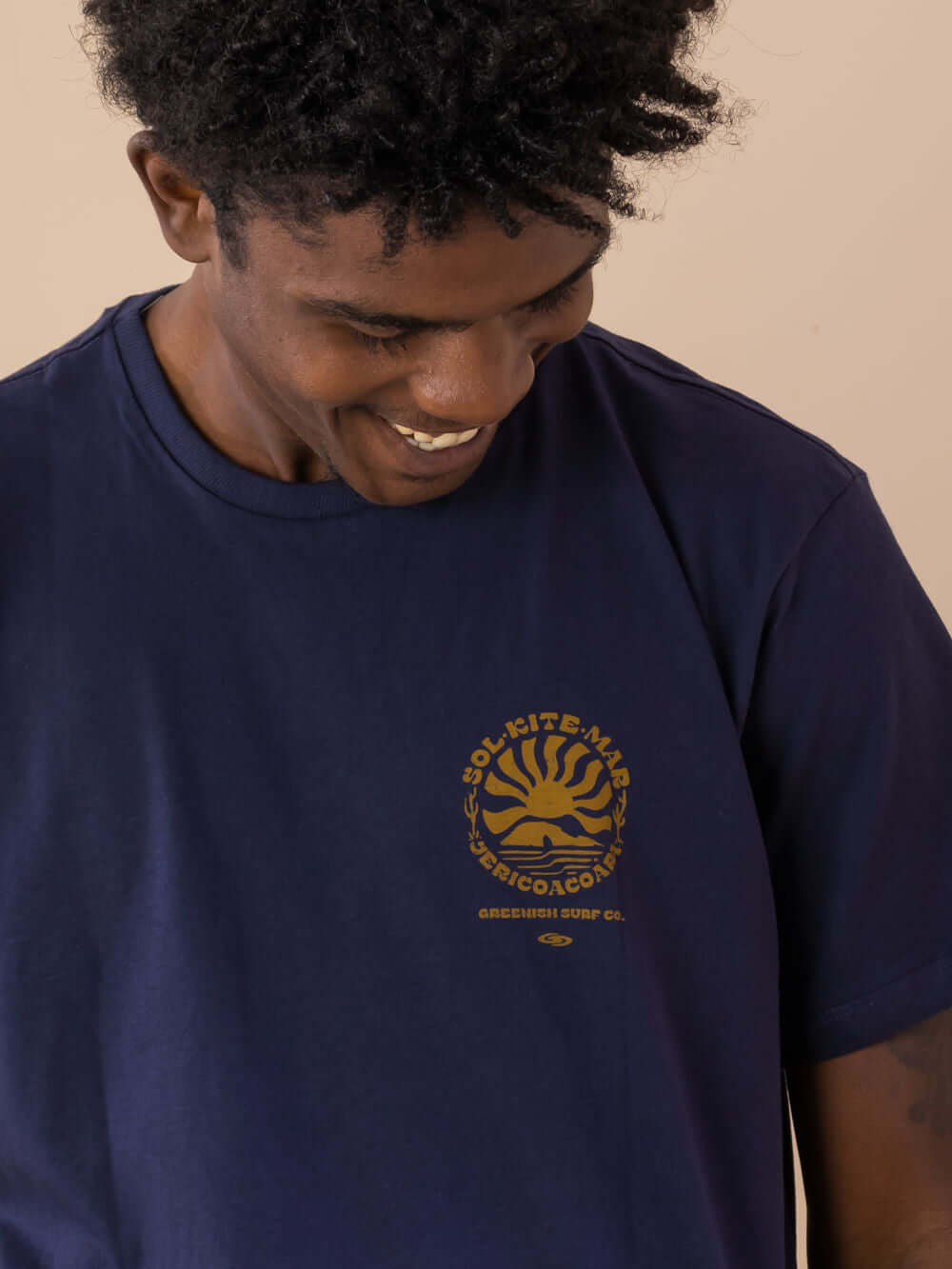 Camiseta Jeri Sol Kite Mar da Greenish em azul marinho, com detalhes em amarelo, perfeita para o verão.