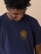 Camiseta Jeri Sol Kite Mar da Greenish em azul marinho, com detalhes em amarelo, perfeita para o verão.