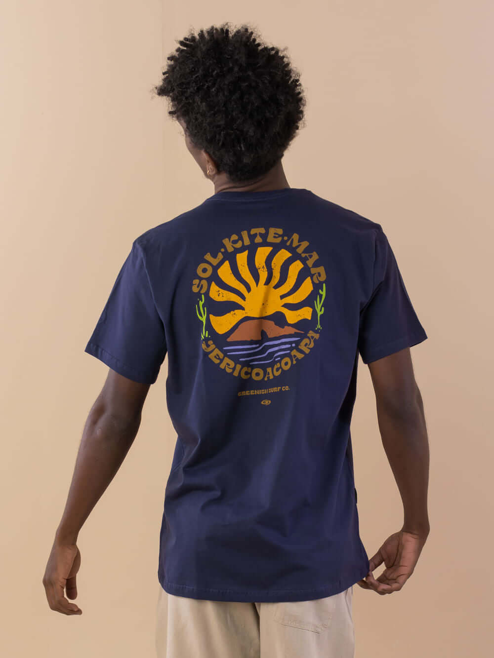 Camiseta Jeri Sol Kite Mar da Greenish em azul marinho com estampa alegre na parte de trás.
