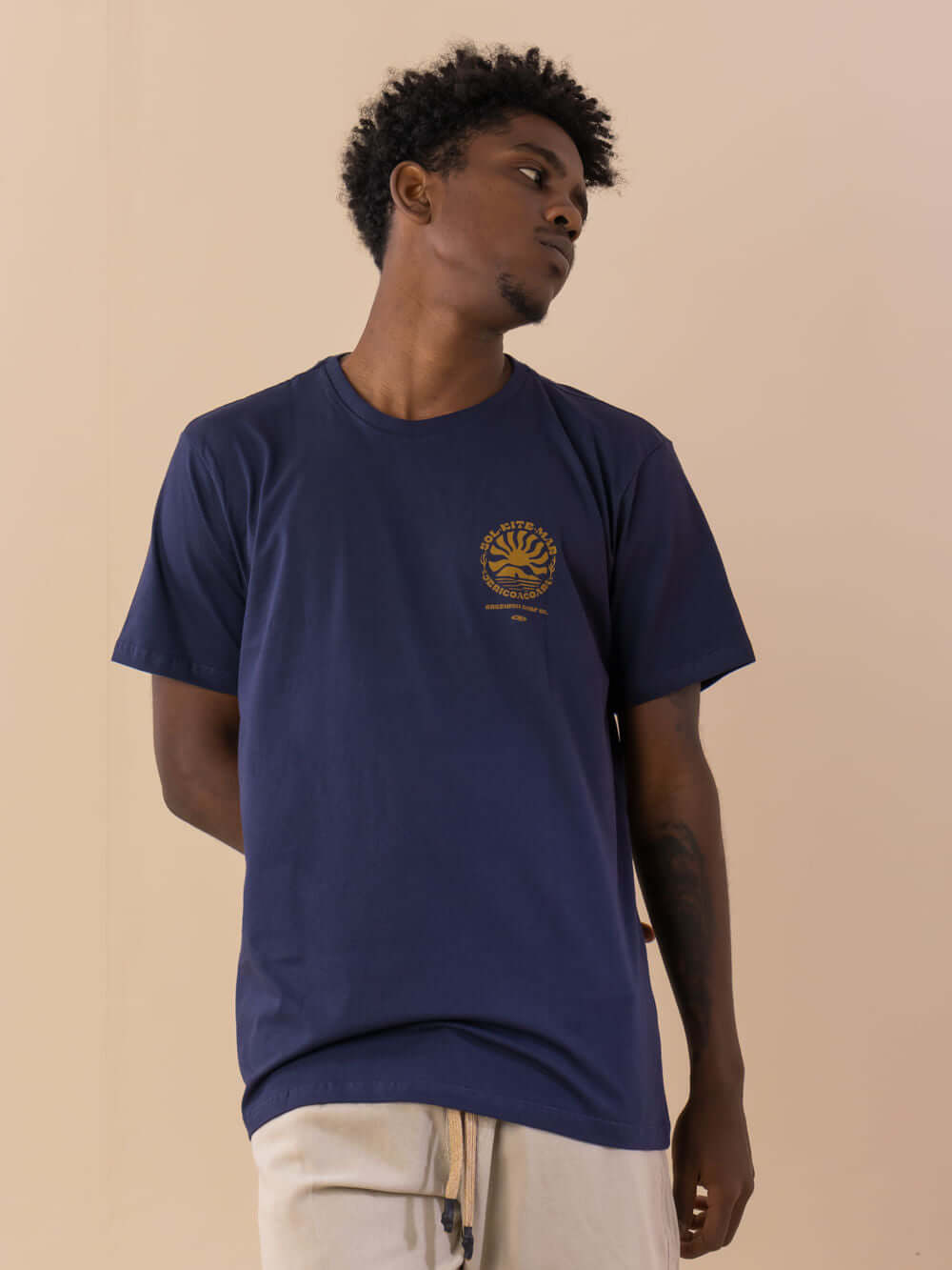 Camiseta Jeri Sol Kite Mar AZUL MARINHO da Greenish, modelo masculino, em fundo neutro, estilo casual.