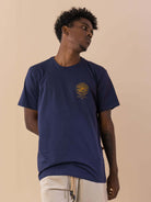 Camiseta Jeri Sol Kite Mar AZUL MARINHO da Greenish, modelo masculino, em fundo neutro, estilo casual.