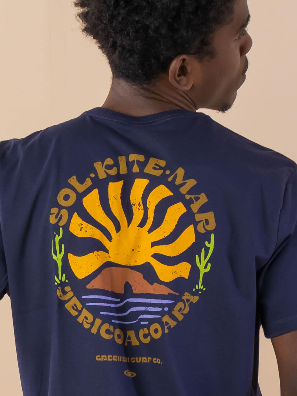 Camiseta Jeri Sol Kite Mar em azul marinho da marca Greenish, com estampa vibrante de sol e natureza.