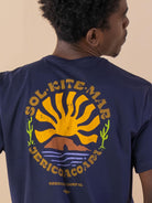 Camiseta Jeri Sol Kite Mar em azul marinho da marca Greenish, com estampa vibrante de sol e natureza.