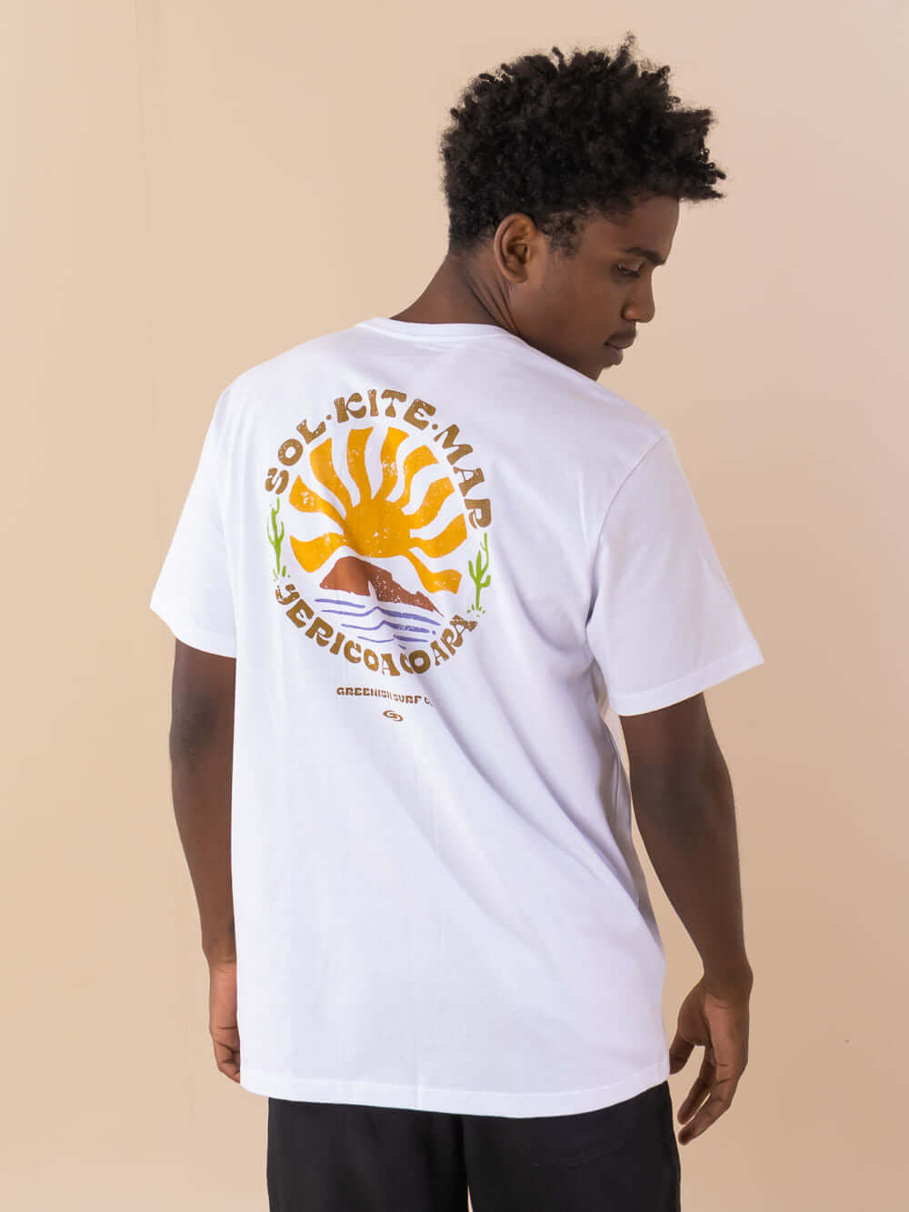 Camiseta Jeri Sol Kite Mar branca da Greenish, com estampa de sol e montanhas, ideal para usar no verão.
