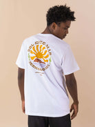 Camiseta Jeri Sol Kite Mar branca da Greenish, com estampa de sol e montanhas, ideal para usar no verão.