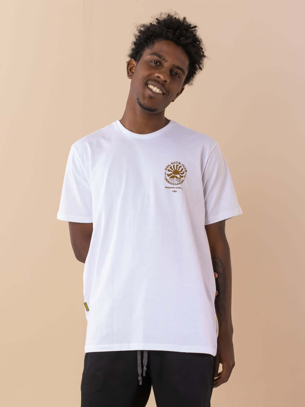Camiseta Jeri Sol Kite Mar branca da marca Greenish, modelo casual em ambiente neutro, estilo moderno.