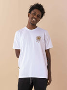 Camiseta Jeri Sol Kite Mar branca da marca Greenish, modelo casual em ambiente neutro, estilo moderno.