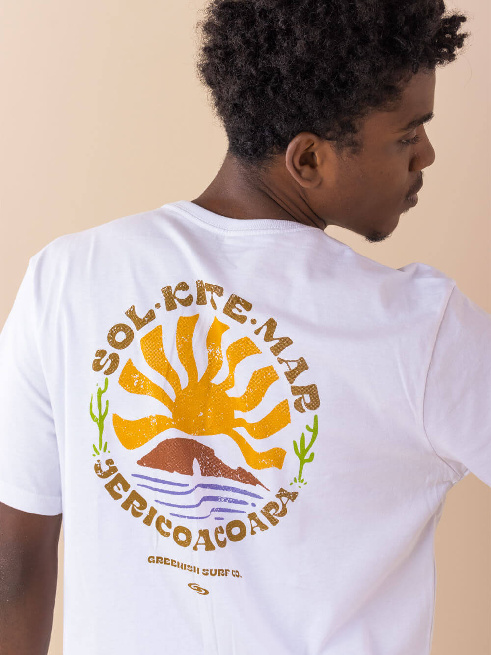 Camiseta branca Jeri Sol Kite Mar da marca Greenish, com estampa colorida de sol e mar nas costas.