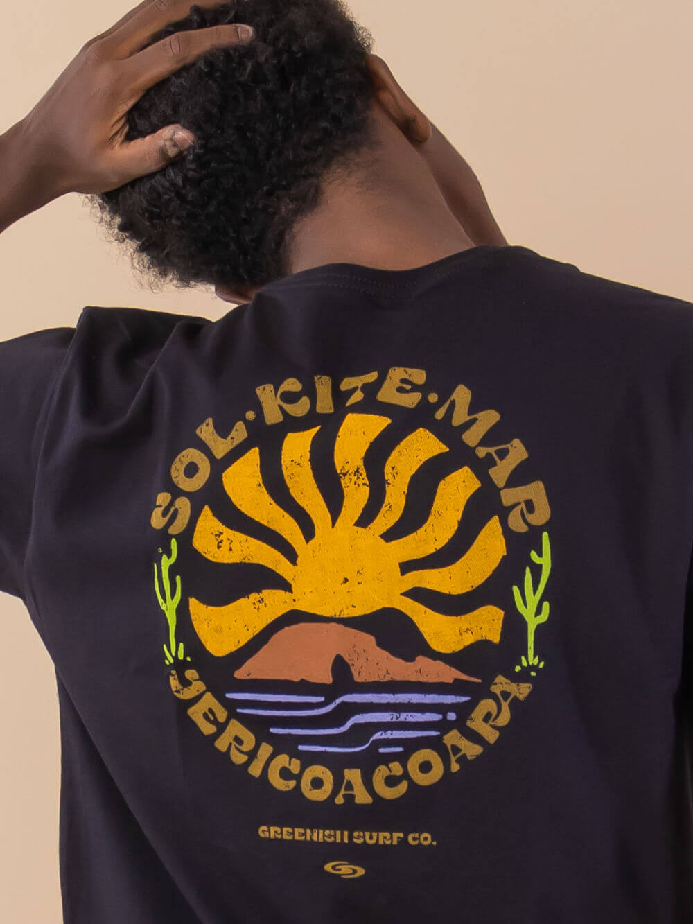 Camiseta Jeri Sol Kite Mar - Preto da Greenish, estampa vibrante com sol e ilhas, ideal para surfistas.