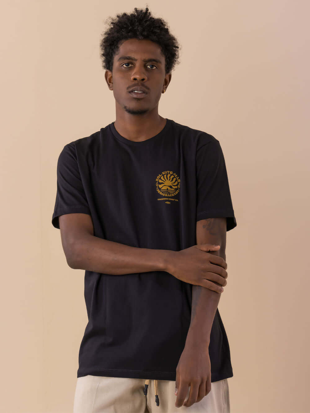 Camiseta Jeri Sol Kite Mar - Preto da marca Greenish, modelo masculino com estampa estilizada em amarelo.