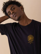 Camiseta preta Jeri Sol Kite Mar da Greenish, estilo moderno, com estampa no peito.