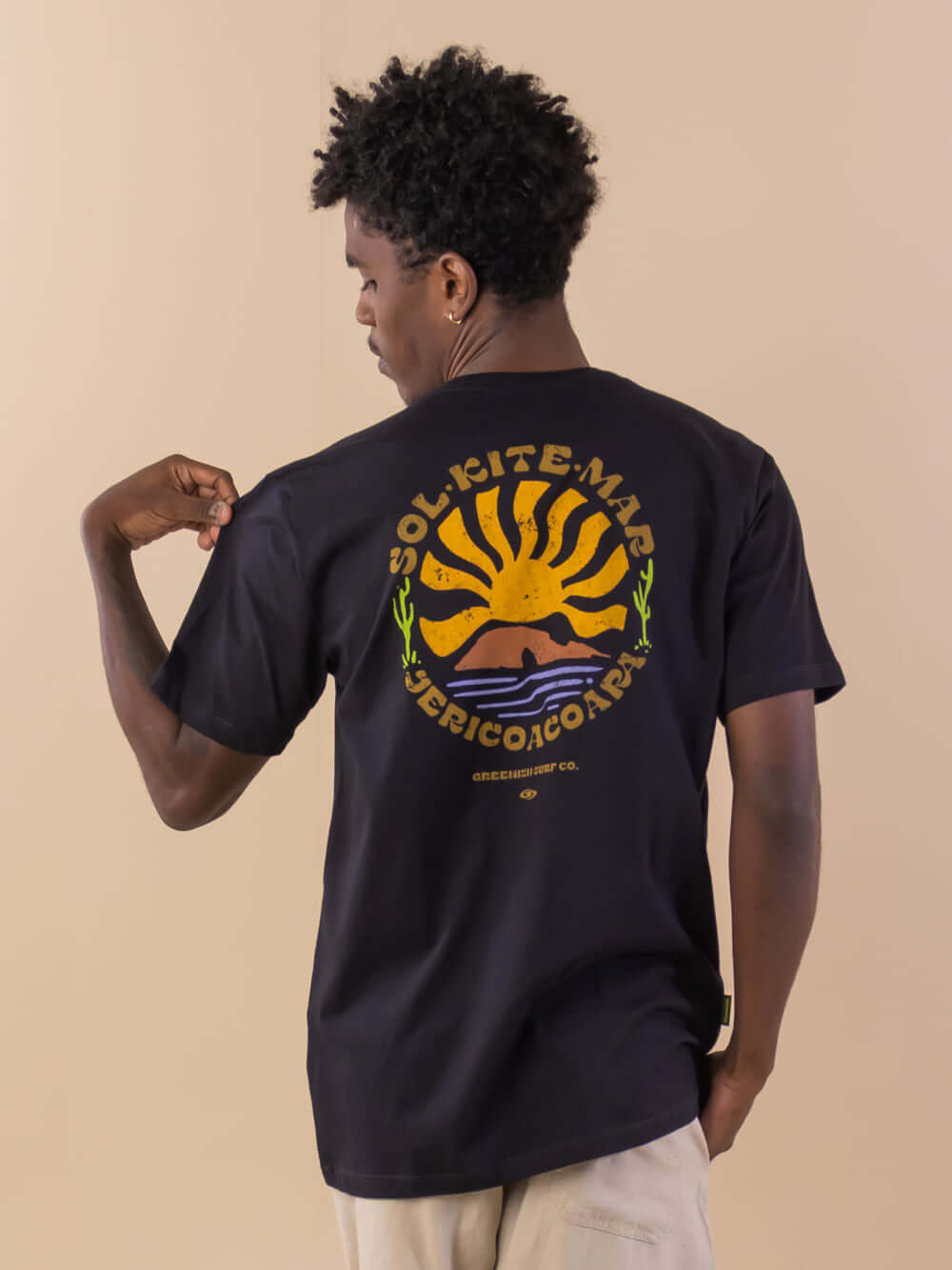 Camiseta Jeri Sol Kite Mar - Preto da Greenish, estilo moderno com estampa vibrante de sol nas costas.