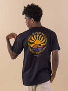Camiseta Jeri Sol Kite Mar - Preto da Greenish, estilo moderno com estampa vibrante de sol nas costas.