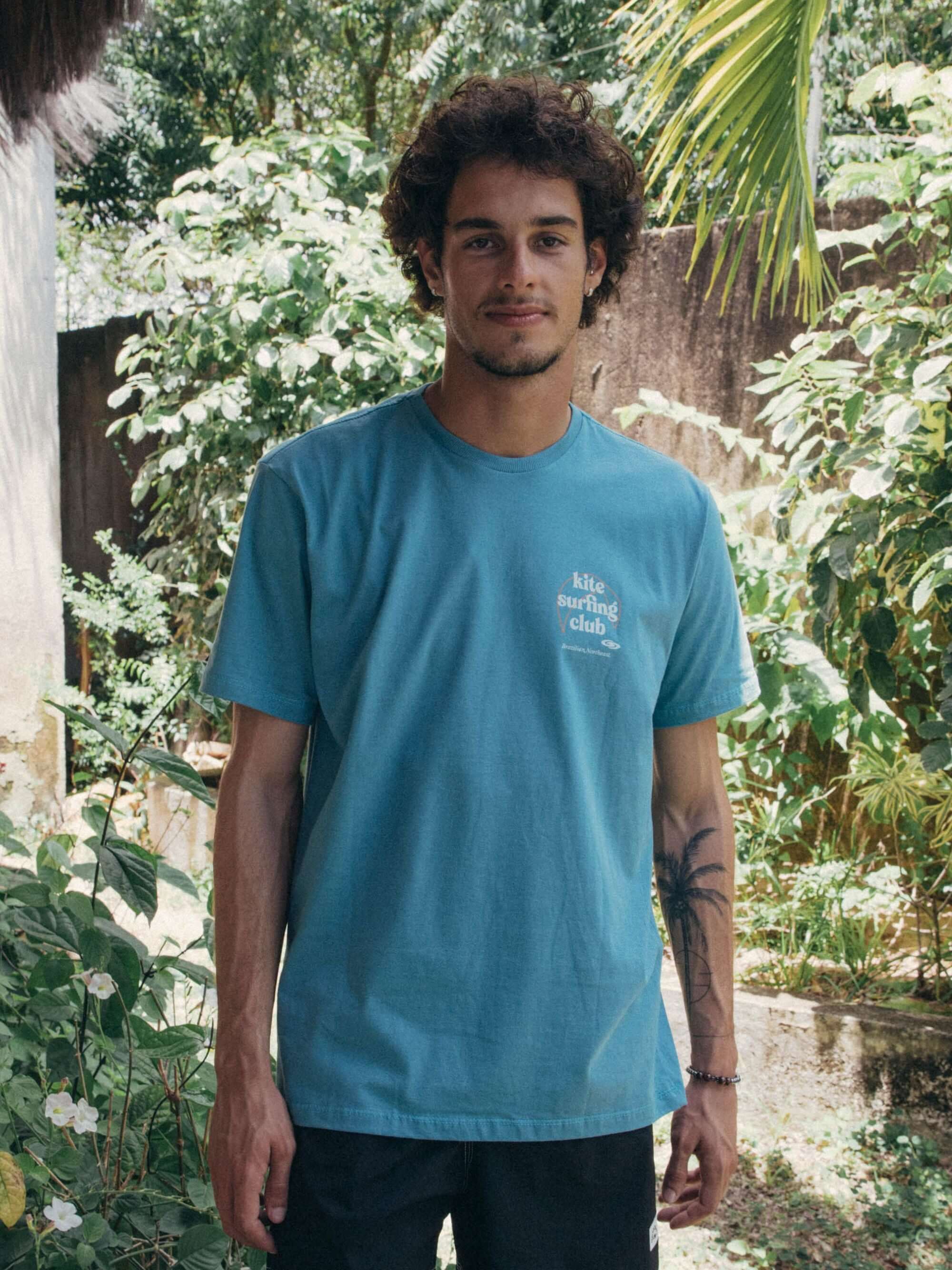 Camiseta azul médio da Greenish, modelo clássico do Kite Surfing Club, perfeita para amantes de esportes aquáticos.