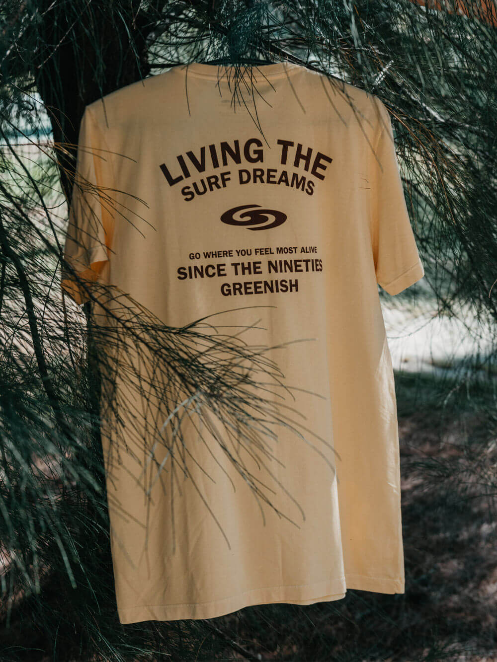 Camiseta amarela Greenish com estampa "Living the Surf Dreams" - Estilo vintage e descontraído.