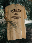 Camiseta amarela Greenish com estampa "Living the Surf Dreams" - Estilo vintage e descontraído.