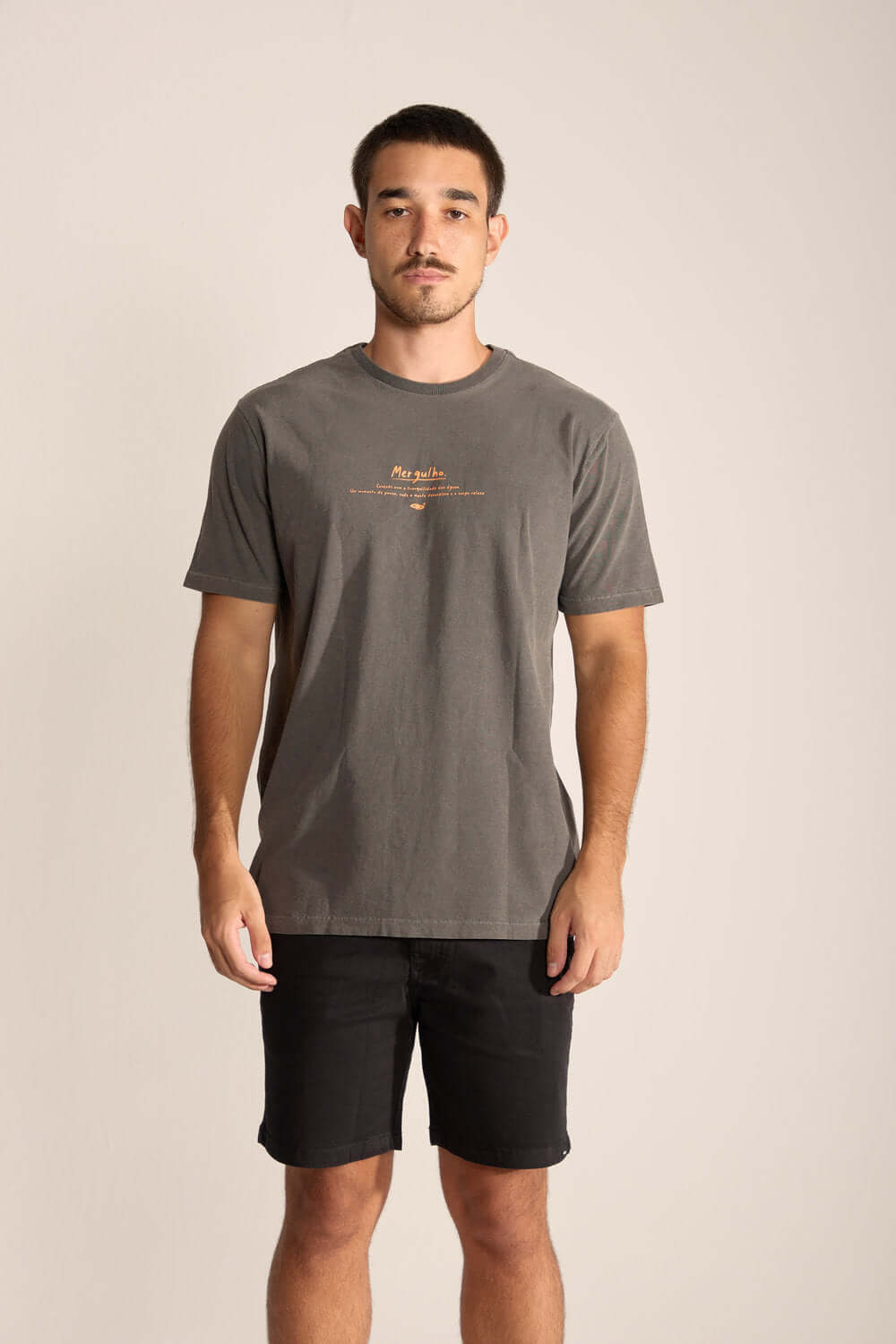 Camiseta masculina Greenish na cor cinza, confortável e versátil para o estilo de vida tropical.