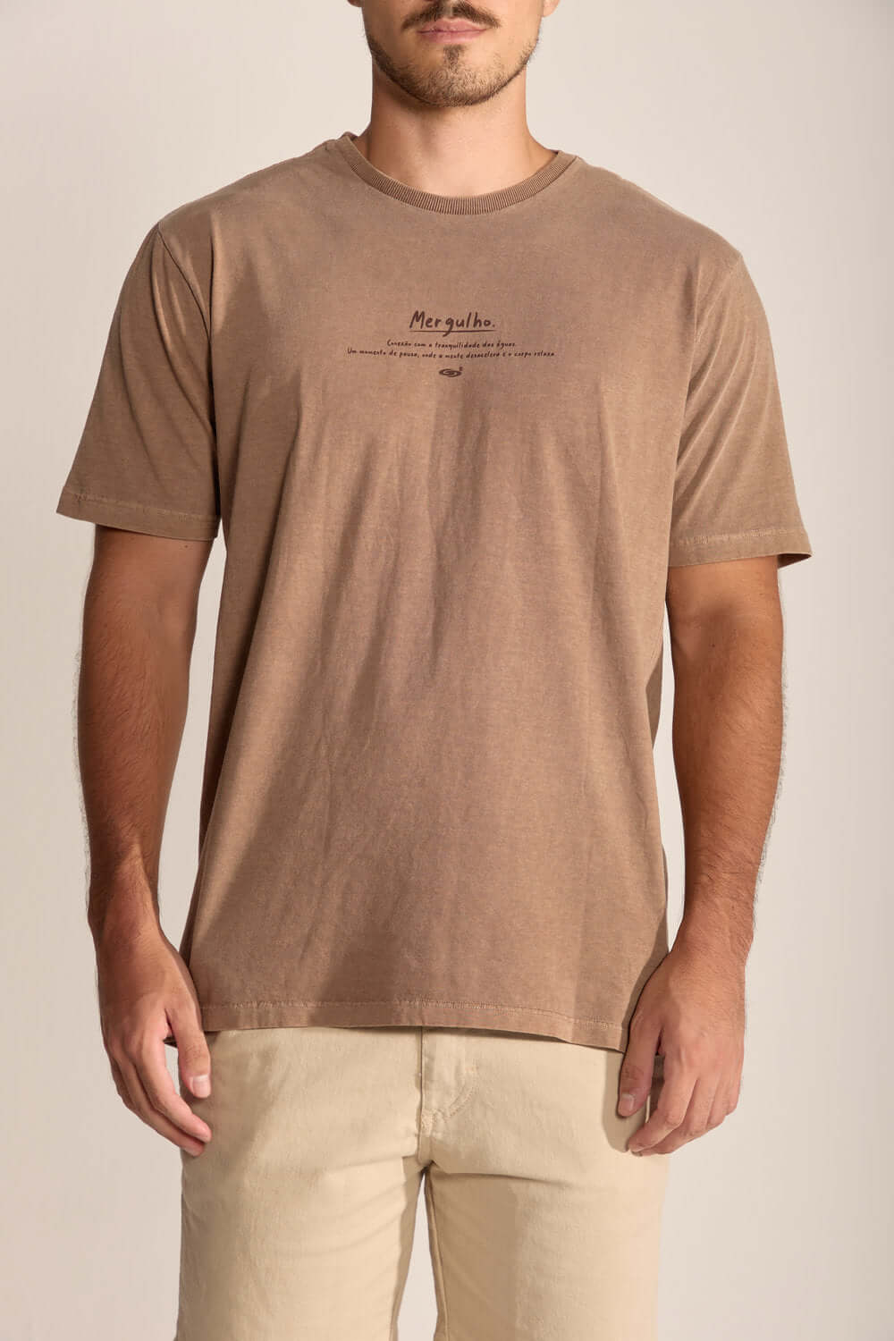 Camiseta masculina Mergulhador da Greenish em marrom, estilo clássico, confortável e ideal para o lifestyle tropical.