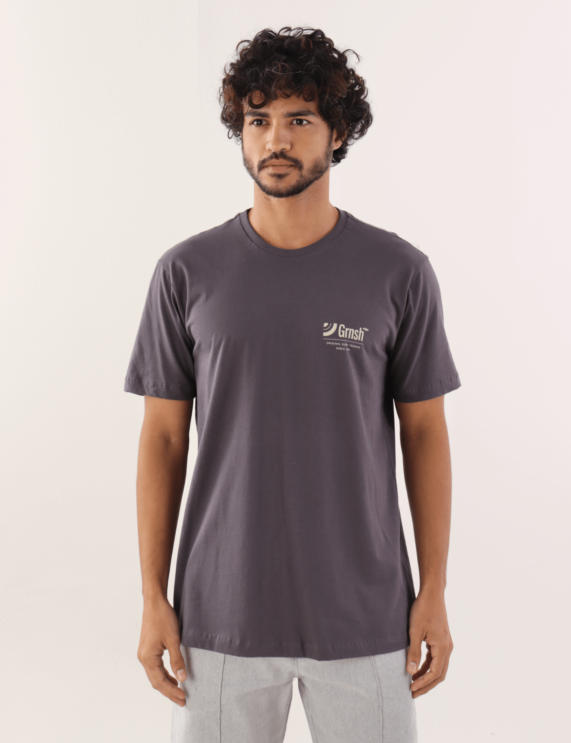 Camiseta Originl Surf Trunks Serie I - Grafite da marca Greenish em um design moderno e confortável. Perfeita para o estilo urbano e casual.