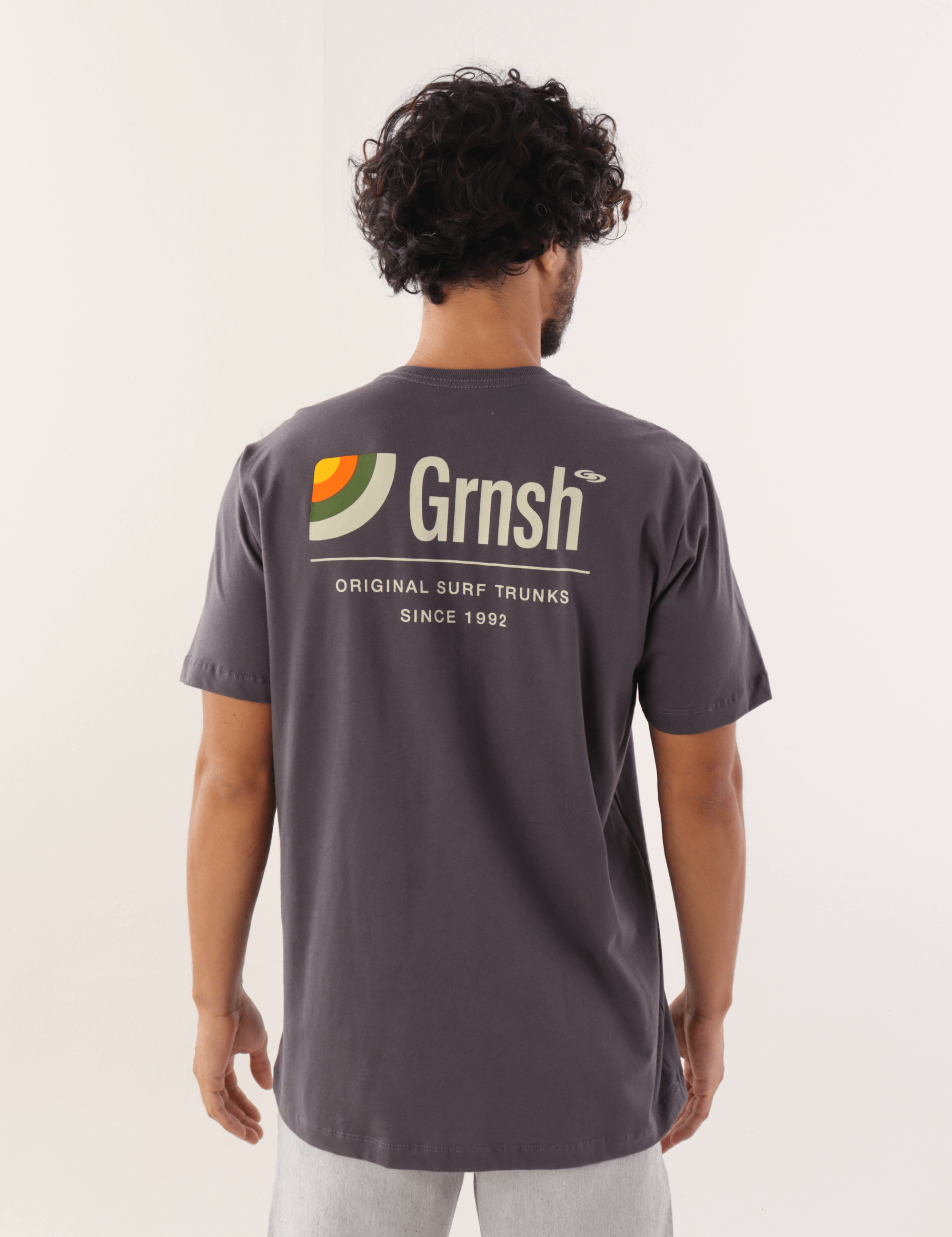 Camiseta Greenish Originl Surf Trunks Grafite, vista traseira do modelo, estilo casual e urbano.