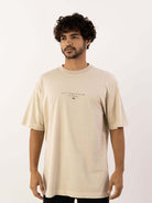 Camiseta oversized Greenish em tom areia, com estampa minimalista, ideal para o dia a dia.