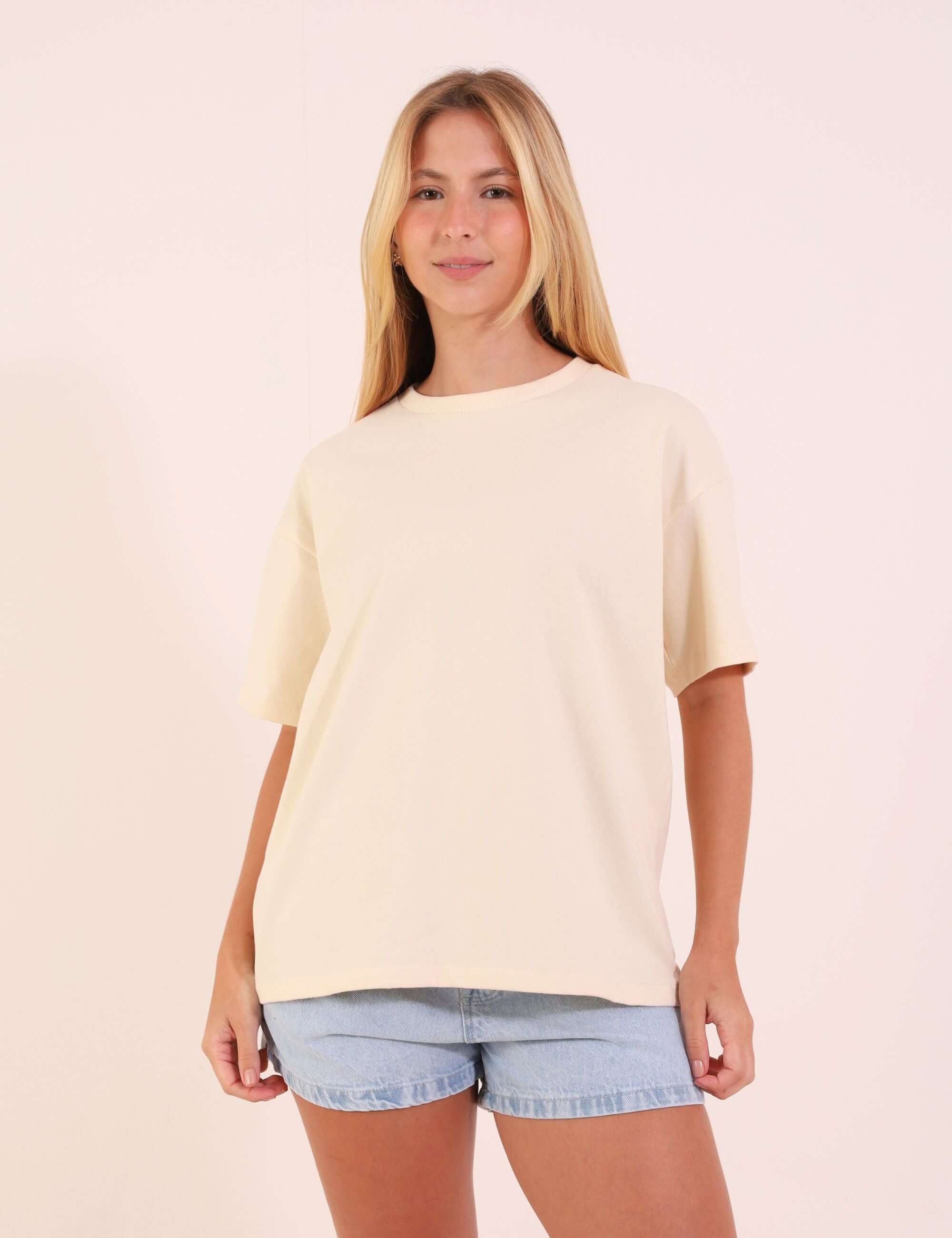 Modelo usando Camiseta Oversized Breeze - Bege, destacando conforto e estilo para looks casuais e dias ao ar livre.