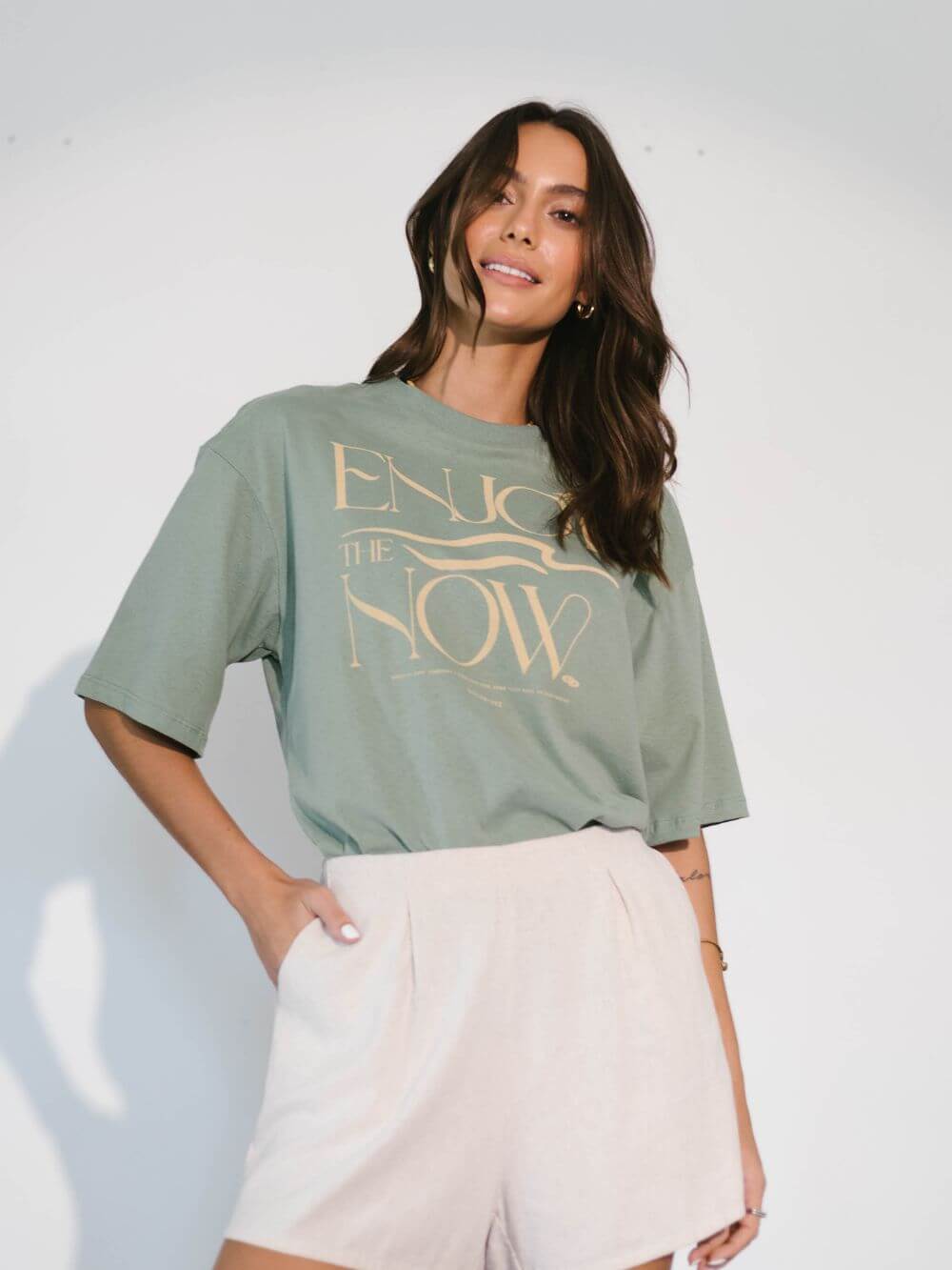 Camiseta oversized verde 'Enjoy The Now' da Greenish, estilo despojado e confortável para o dia a dia.