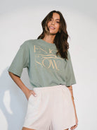 Camiseta oversized verde 'Enjoy The Now' da Greenish, estilo despojado e confortável para o dia a dia.