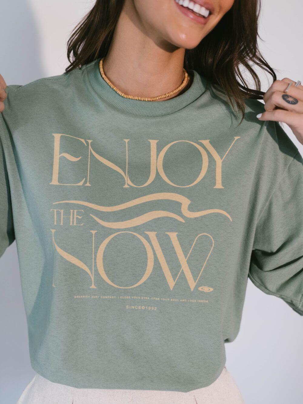 Camiseta oversized verde Enjoy The Now da Greenish, 100% algodão, look despojado e comfy, disponível na loja.