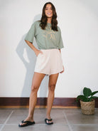 Camiseta oversized verde Enjoy The Now da Greenish, perfeita para um look casual e confortável.