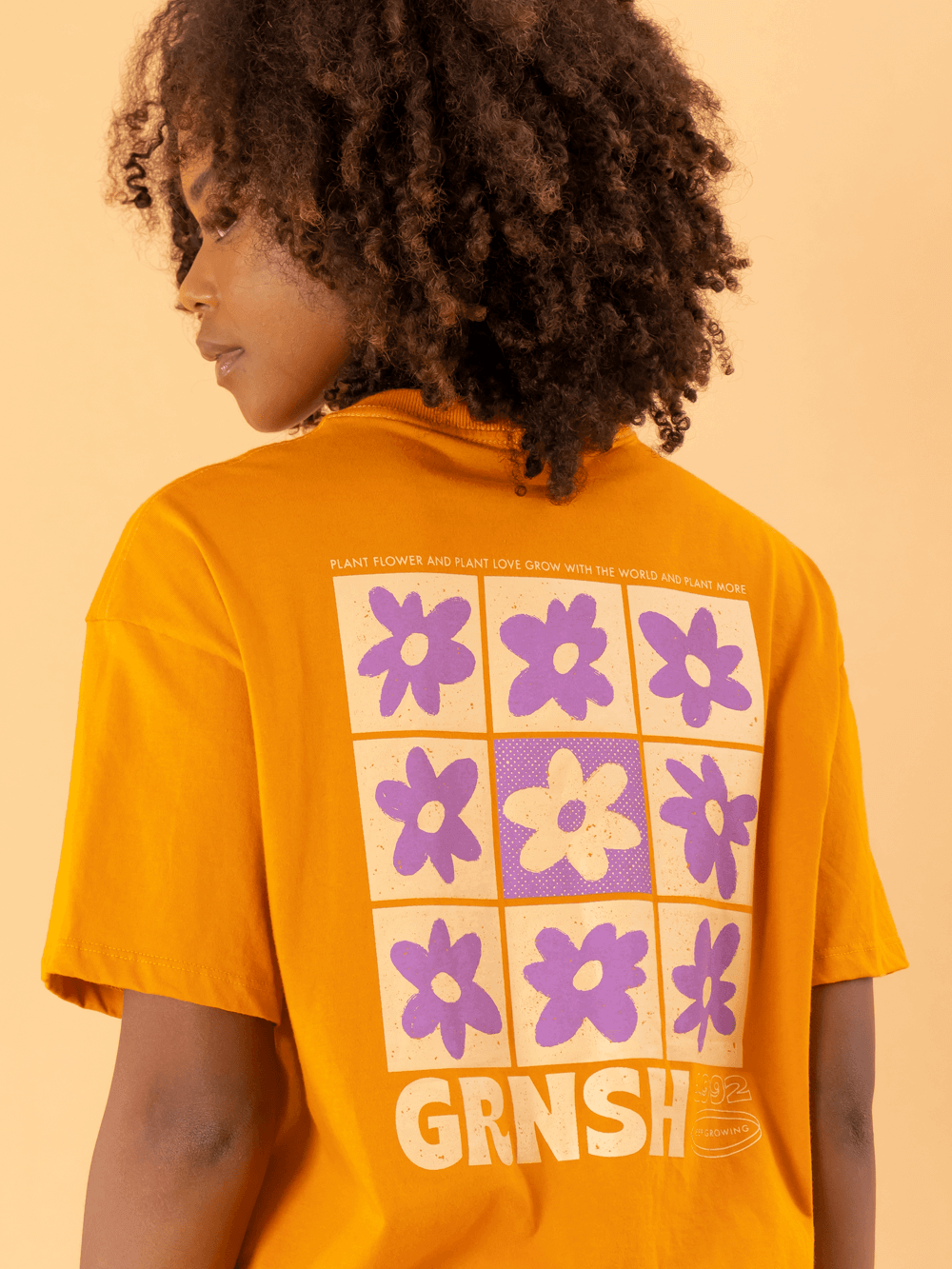 Camiseta oversized laranja com estampa floral da marca Greenish, perfeita para um visual despojado.