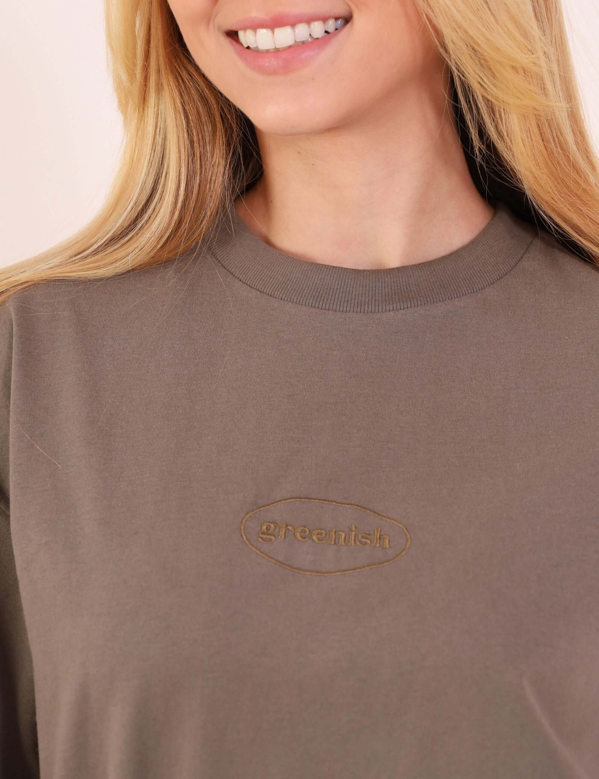 Camiseta oversized Greenish bordada - verde escuro, confortável e estilosa, ideal para looks descolados e casuais.