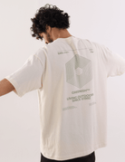 Homem vestindo Camiseta Oversized Hexagon Lines - Bege da marca Greenish, destacando design geométrico nas costas, ideal para estilo casual.