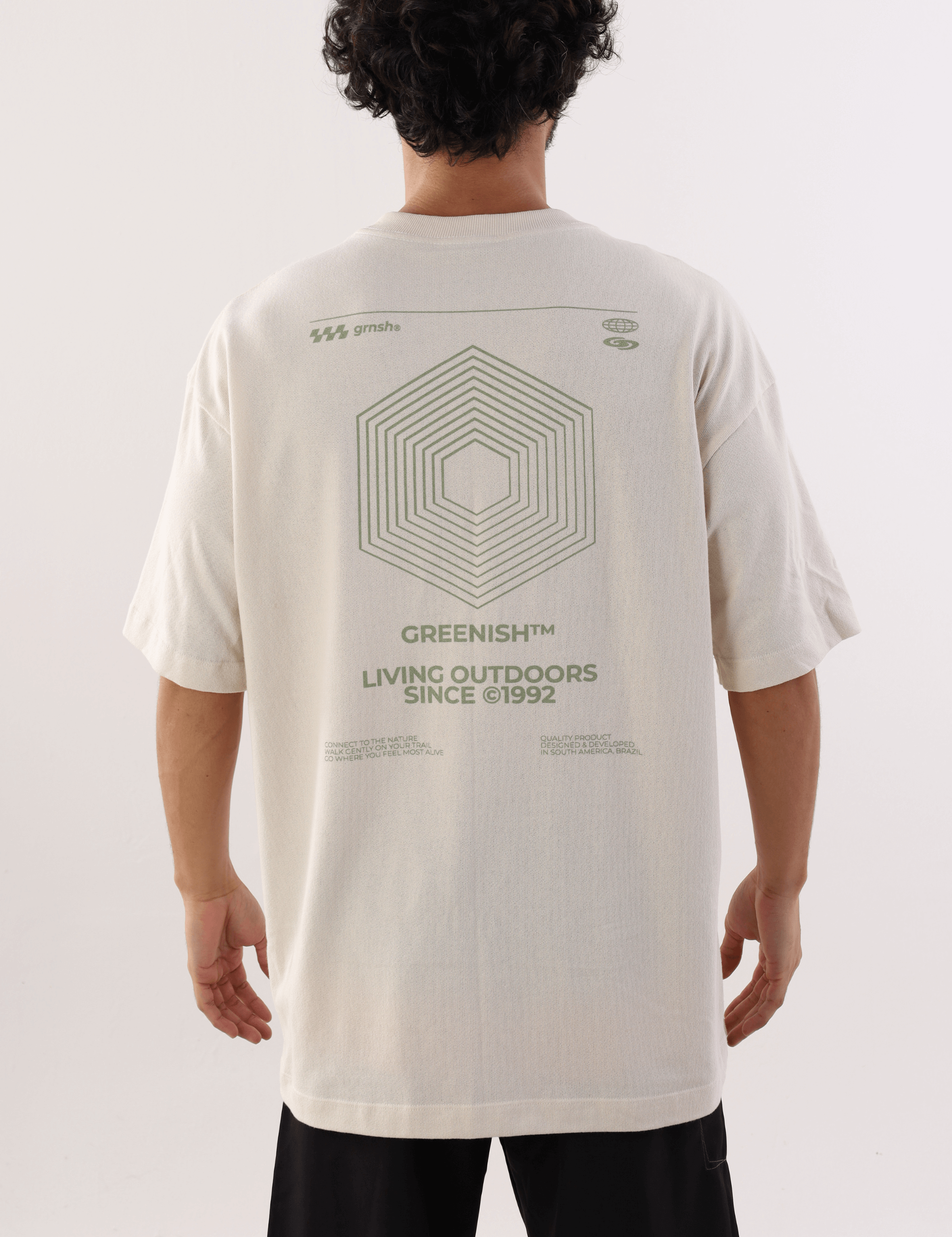 Camiseta Oversized Hexagon Lines Bege Greenish com design geométrico. Estilo casual para um visual moderno e confortável.