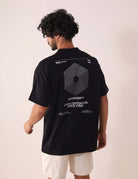 Camiseta Oversized Hexagon Lines - Preto da Greenish em modelo masculino, destacando design leve e funcional com hexágono nas costas.