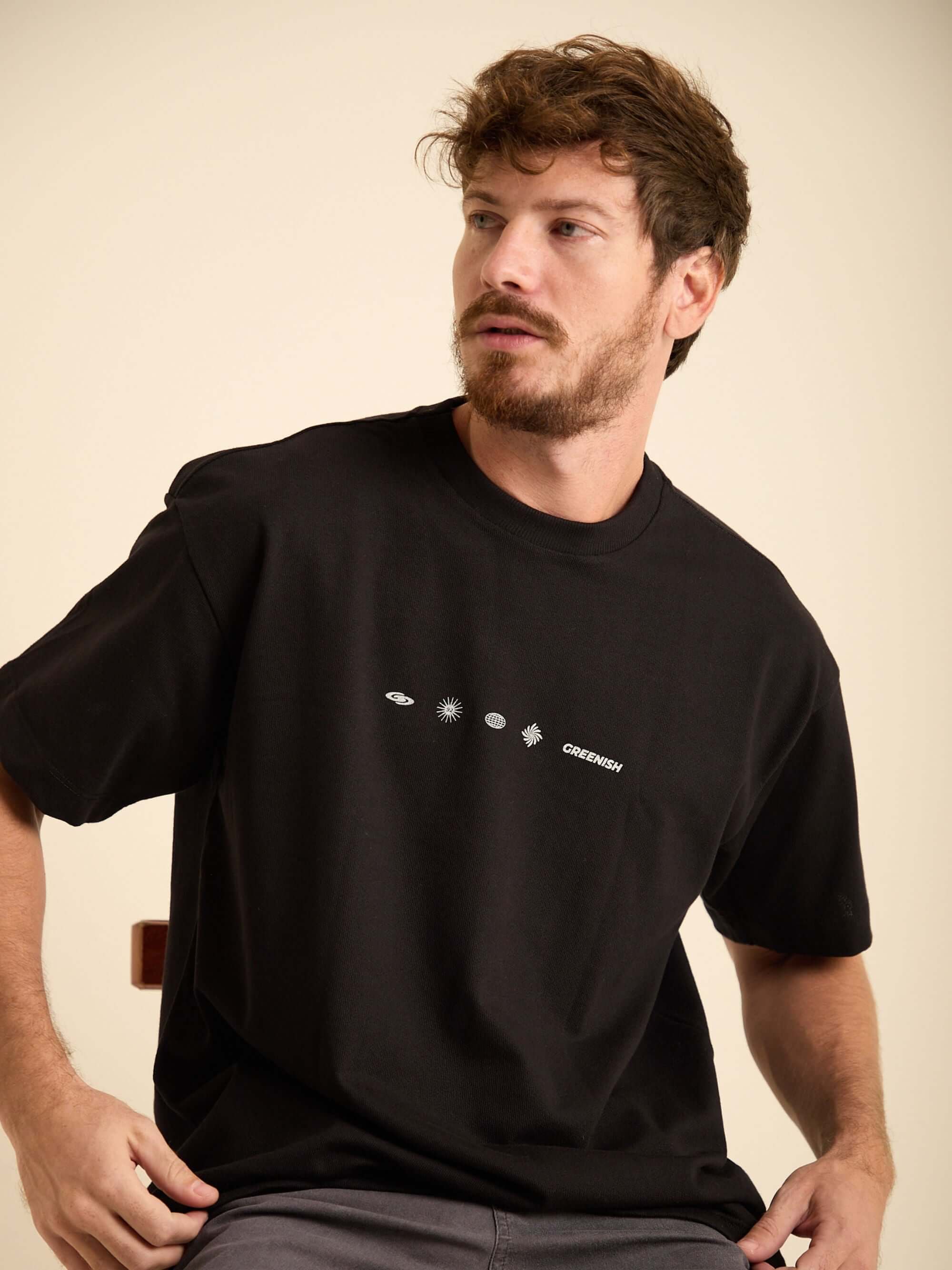 Camiseta Oversized Nature preta da Greenish, modelo básico com estampa minimalista, ideal para o dia a dia.