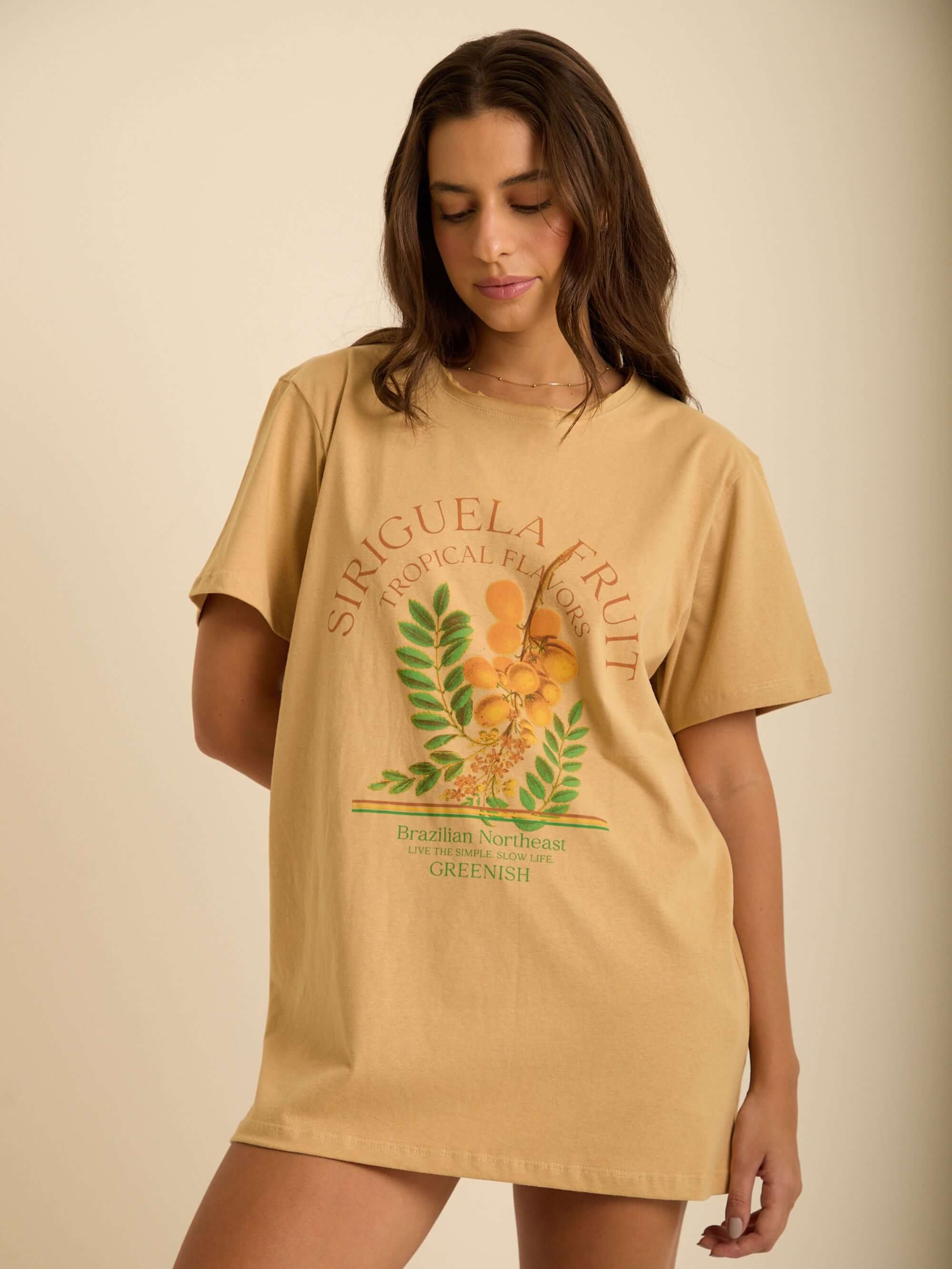 Camiseta oversized Siriguela bege da marca Greenish, com estampa tropical e estilo streetwear.