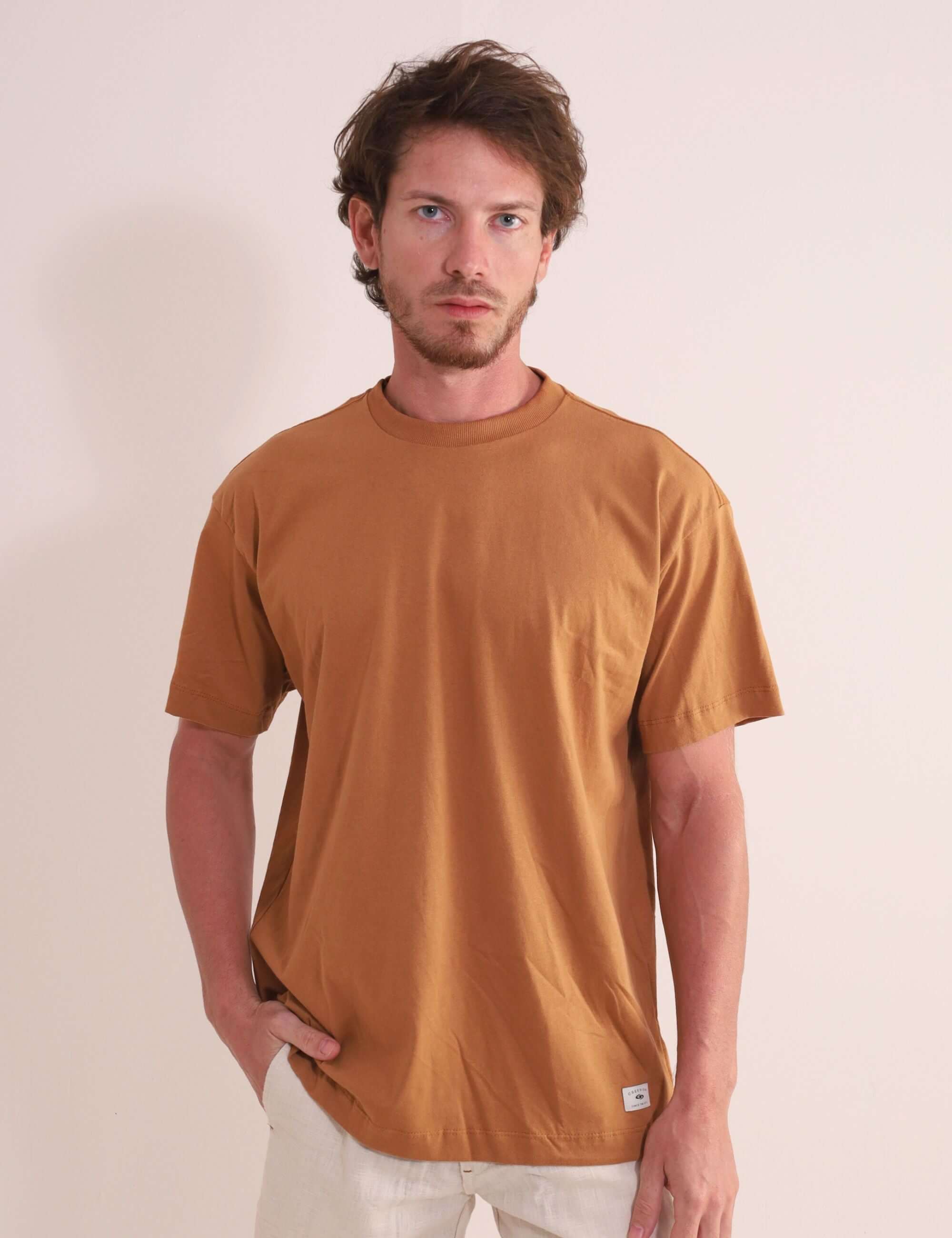 Camiseta Oversized Strong - Amarelo Escuro, malha 100% algodão, gola ribana larga da marca Greenish. Autêntica e confortável.