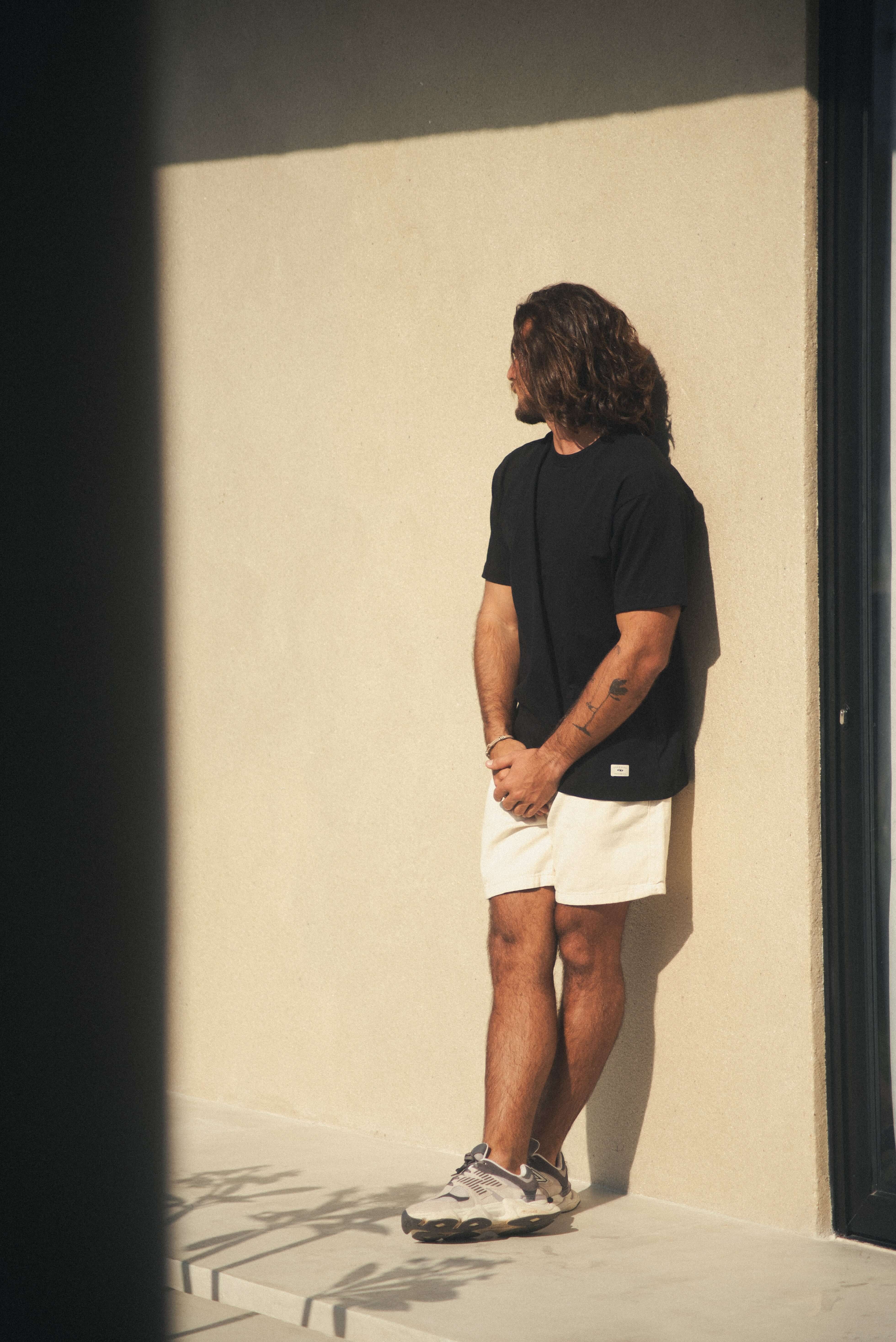 Homem usando Camiseta Oversized Strong - Preto da marca Greenish, destacando conforto e autenticidade em malha 100% algodão.