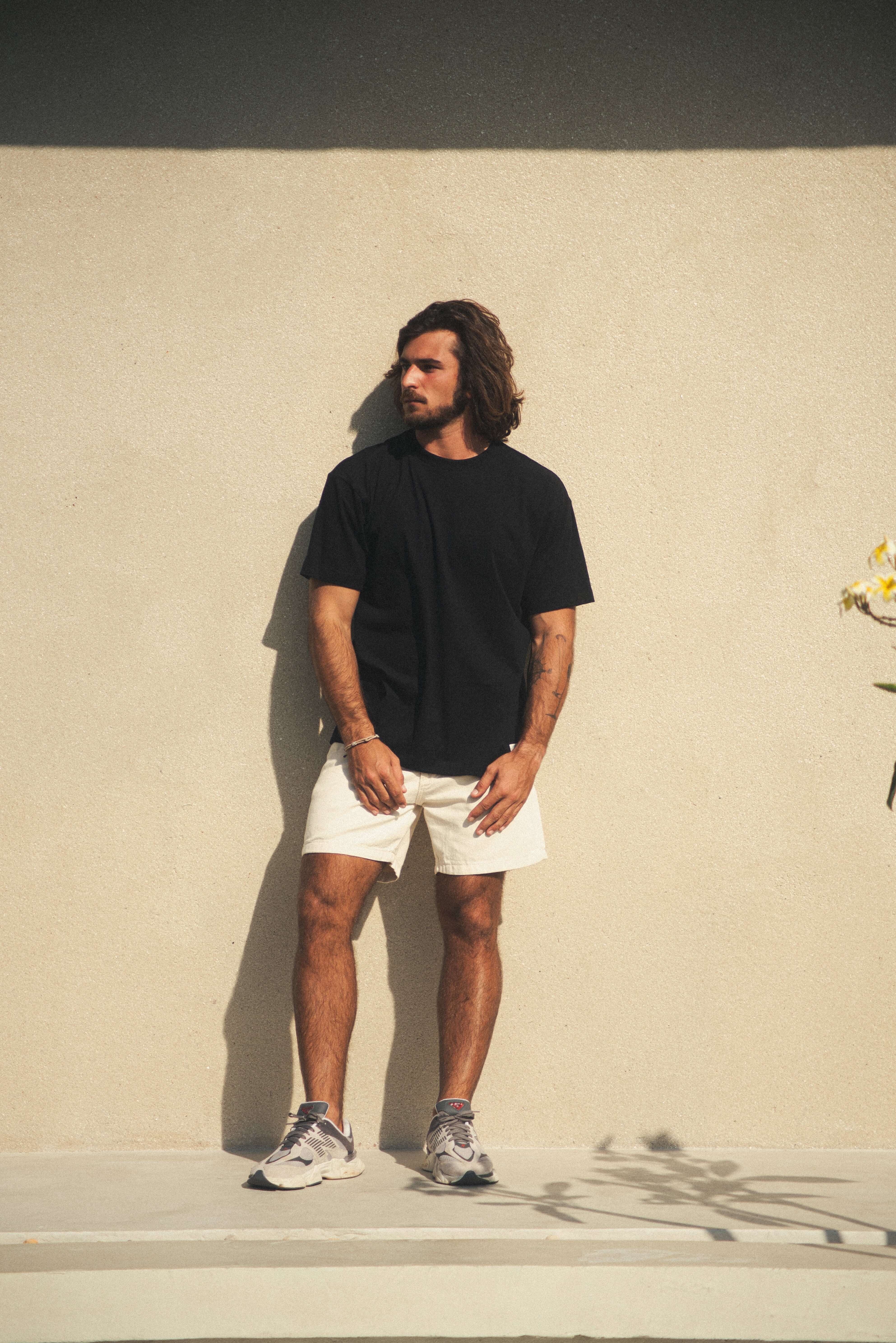 Homem vestindo Camiseta Oversized Strong - Preto da Greenish, com estilo urbano e conforto, ideal para ambientes urbanos e ao ar livre.