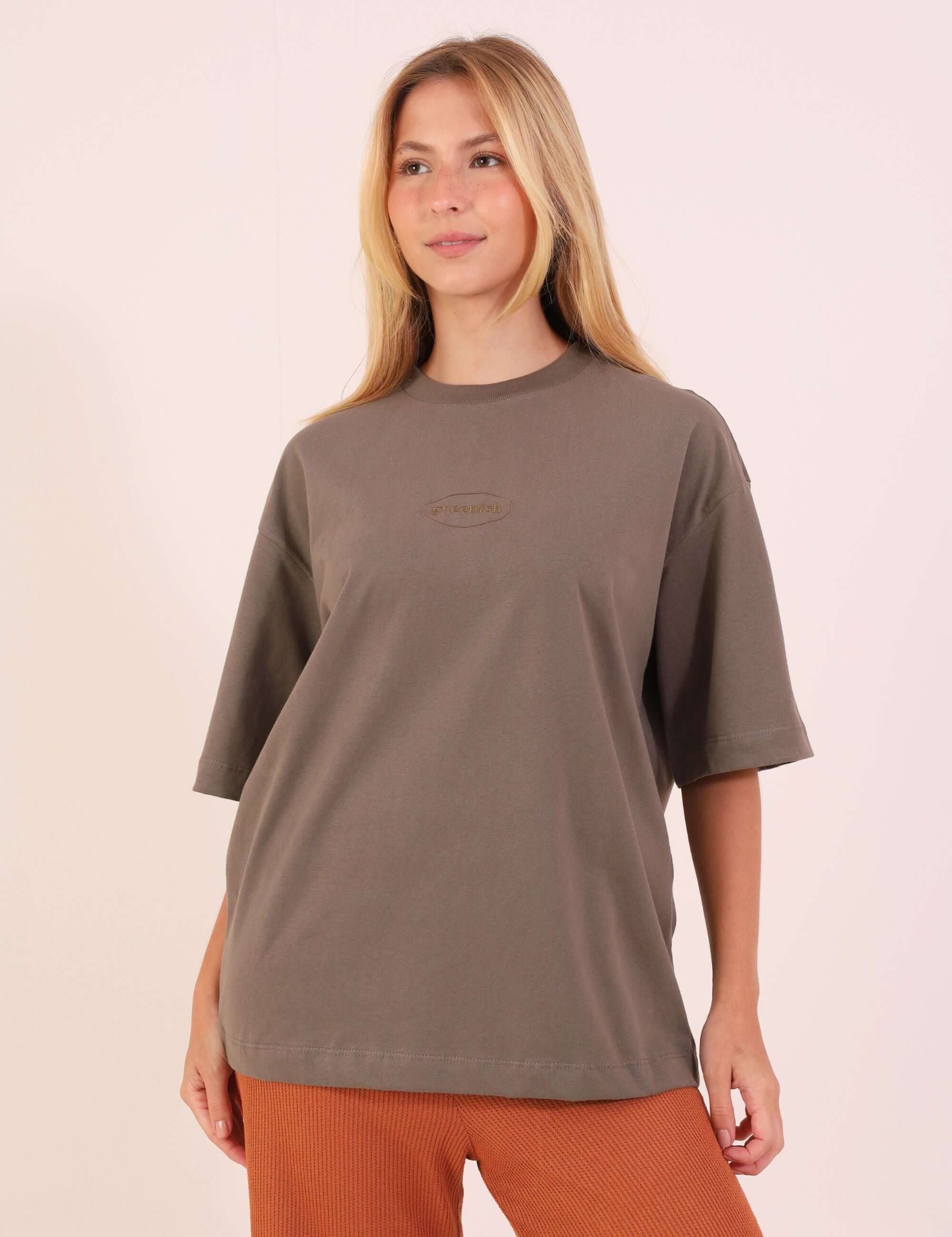 Mulher vestindo CAMISETA OVERSIZED GREENISH BORDADA - VERDE ESCURO, caimento soltinho em algodão, marca Greenish, estilo versátil e confortável.