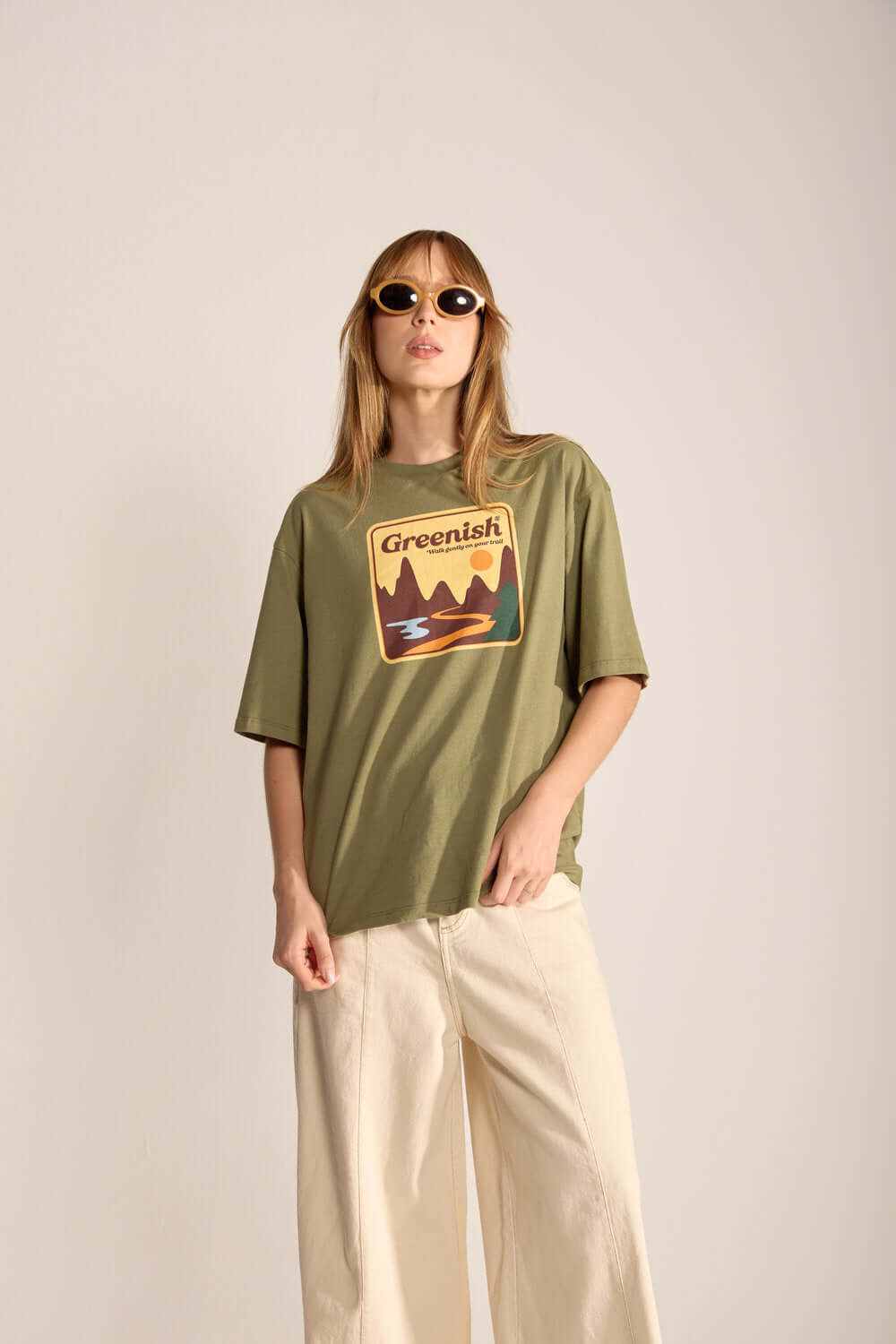 Camiseta Oversized Walk Gently Verde da Greenish com estampa de montanhas e modelo descontraído.