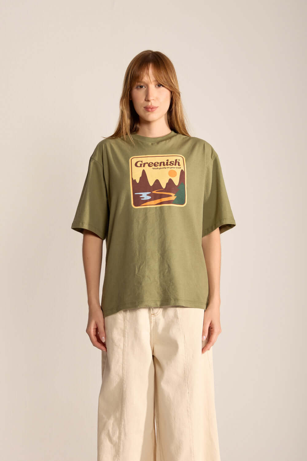 Camiseta Oversized Walk Gently verde da Greenish com estampa de montanhas e trilhas, perfeita para um estilo natureba.